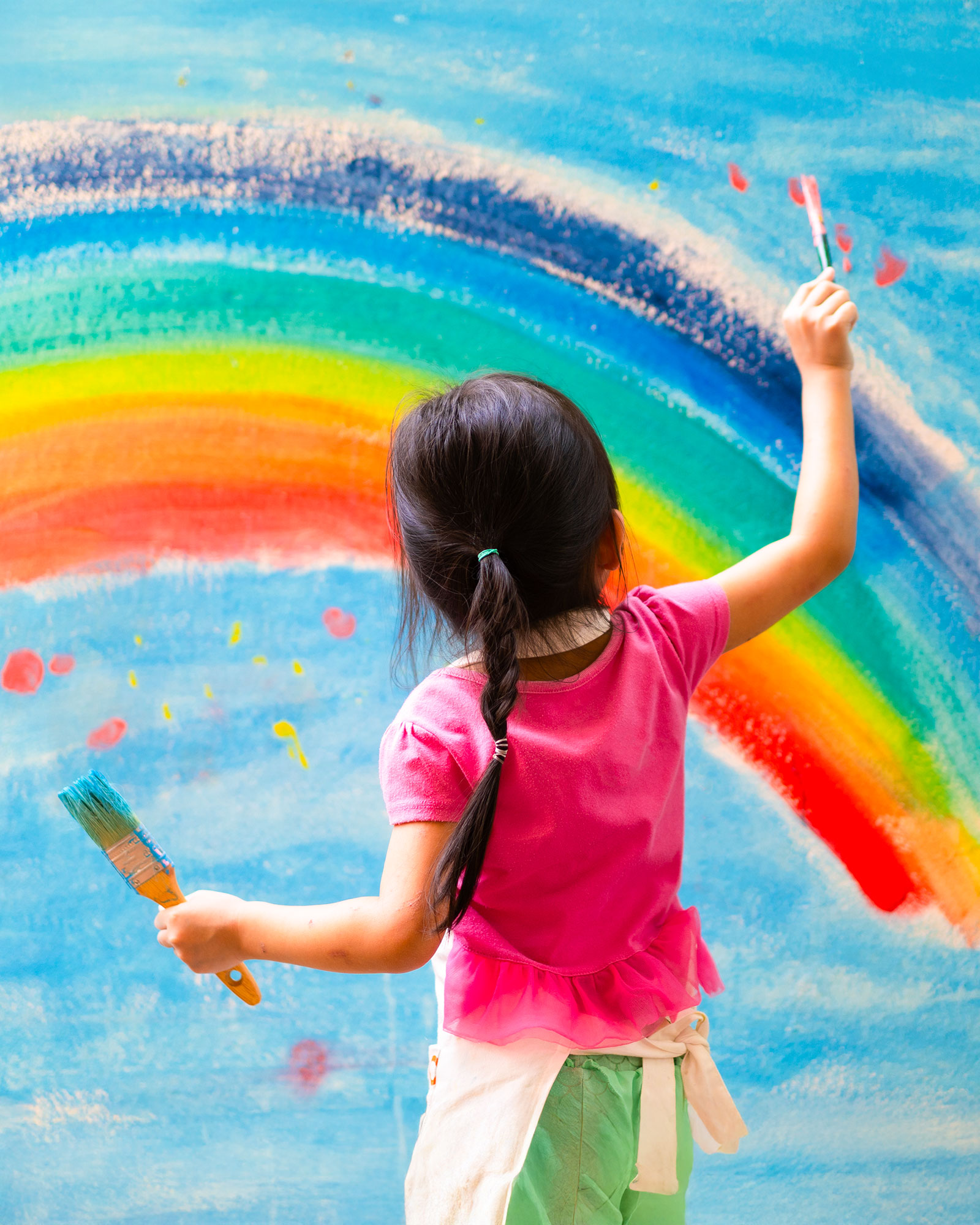 自由に絵を描く子供